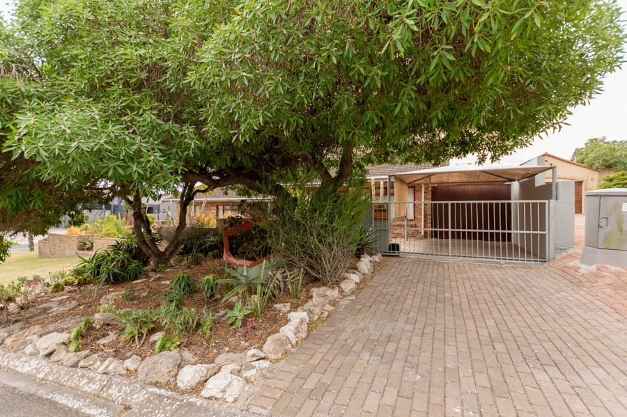 4 Bedroom Property for Sale in Middedorp Western Cape